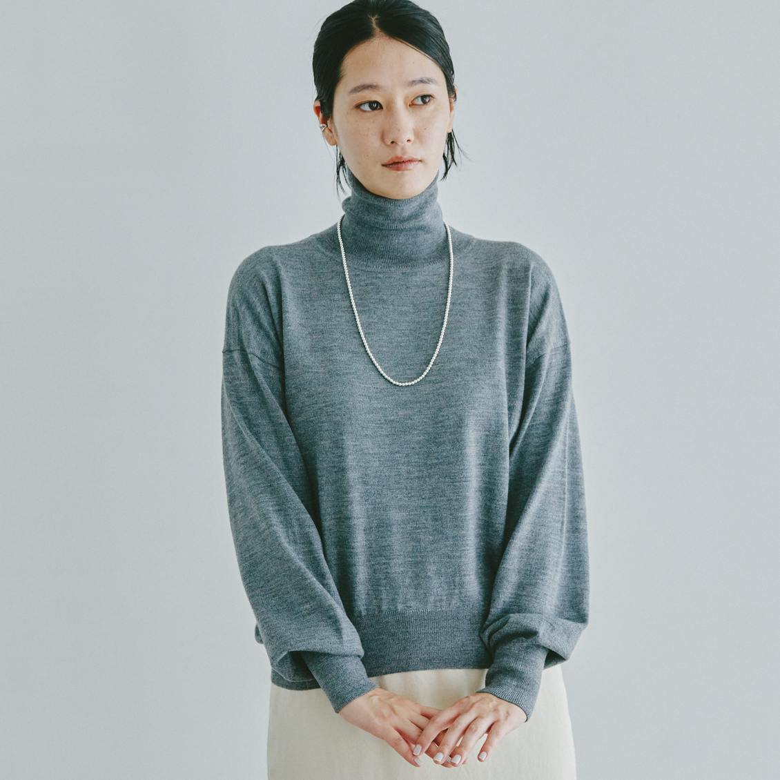 【今季終了】「今も、これからも、私の定番」着回し広がるハイネックニット / グレーの商品写真