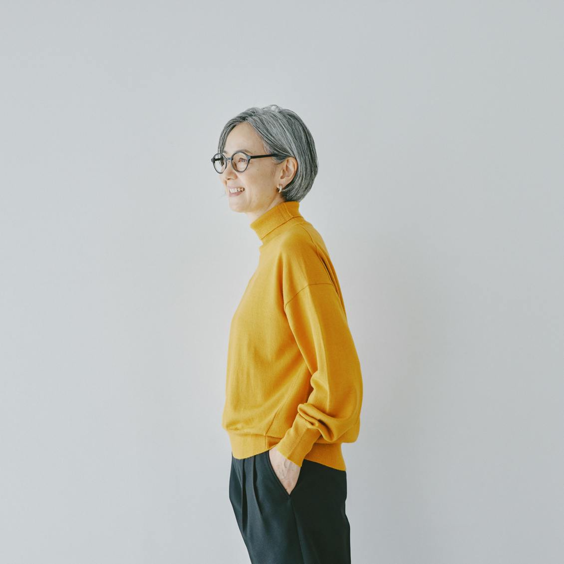 今も、これからも、私の定番」着回し広がるハイネックニット