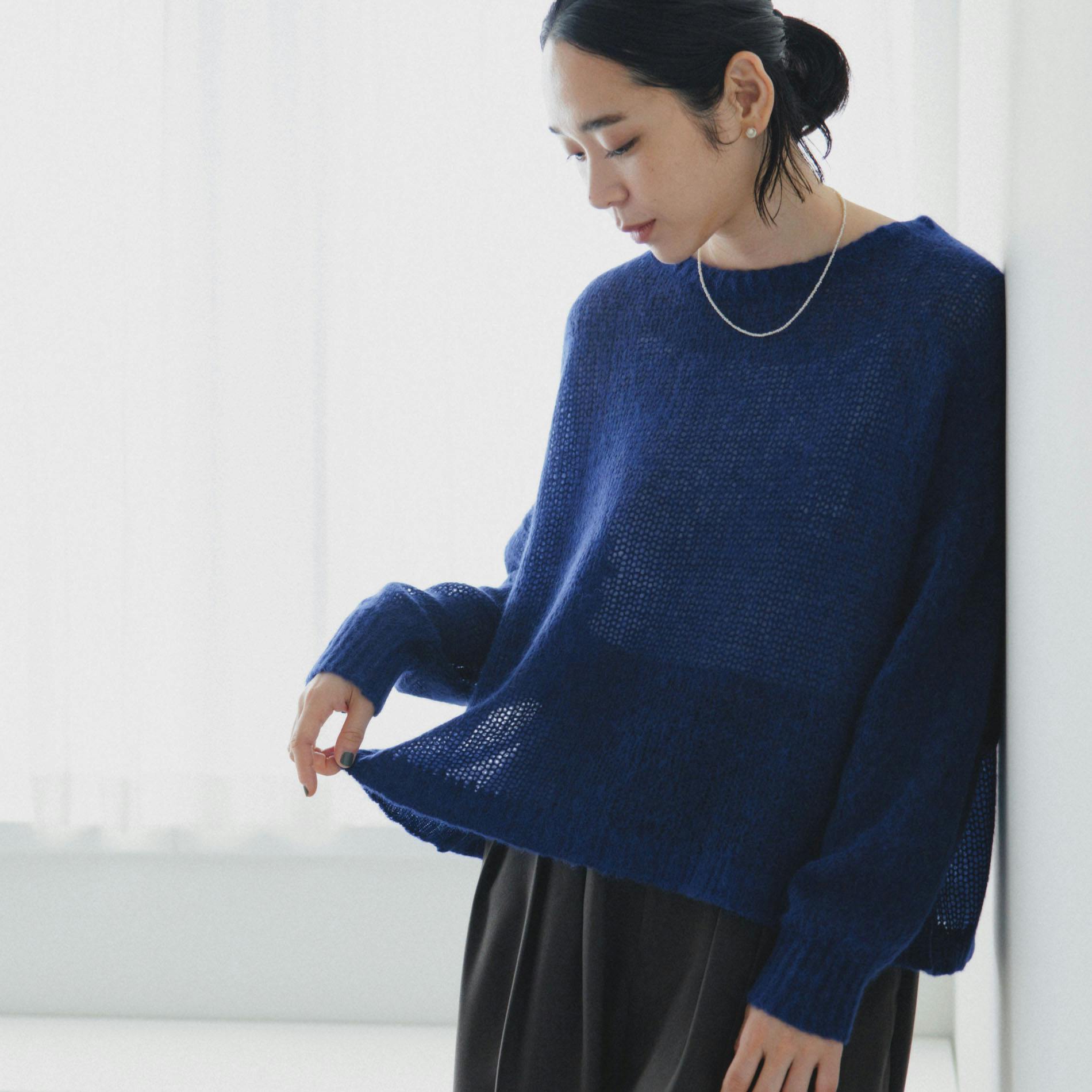 【今季終了】「ほんのり透けて、柔らかい」アルパカ混の起毛ニット / ロイヤルブルーの商品写真