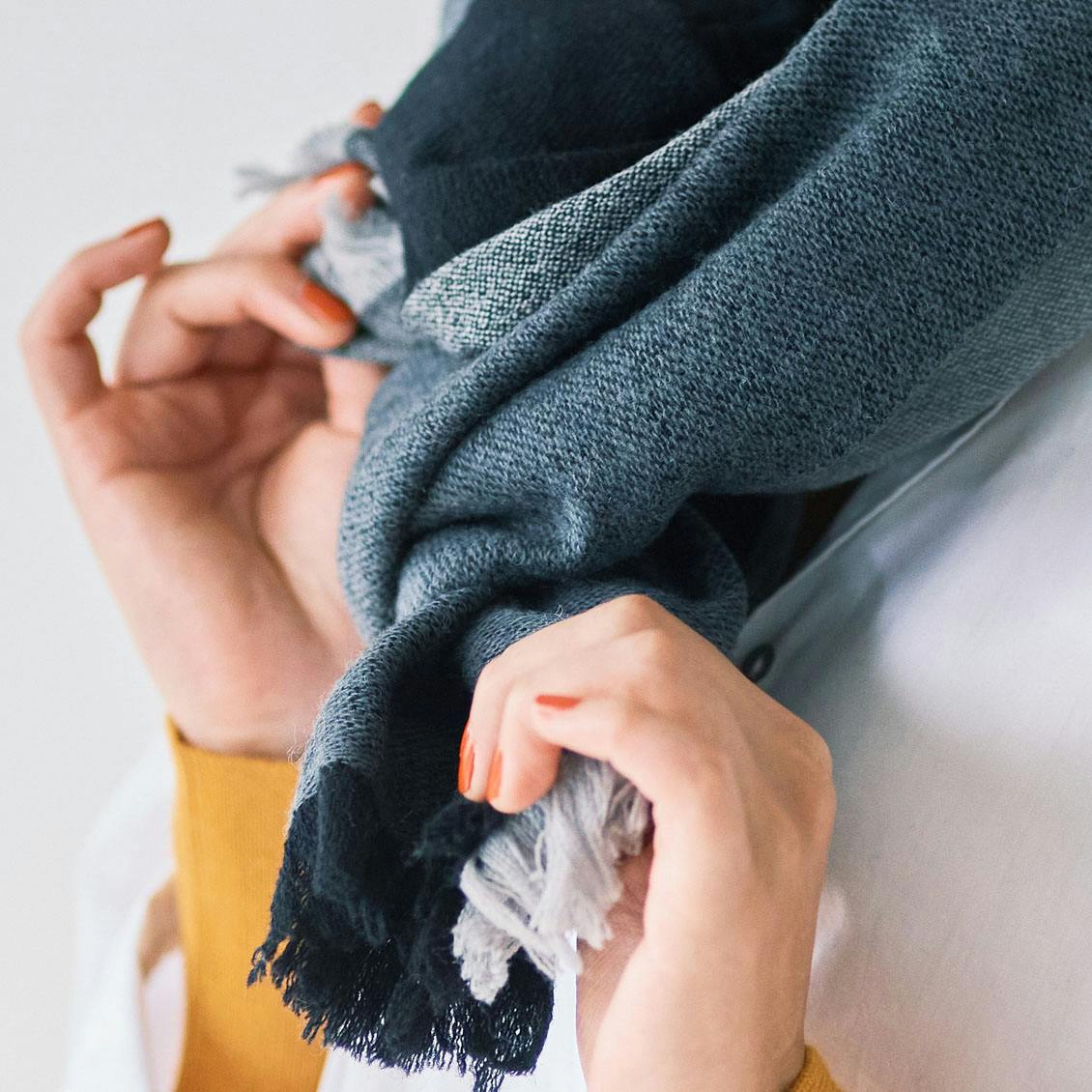 ぐるっと巻けば、サマになる」ふんわり軽いウールのストール
