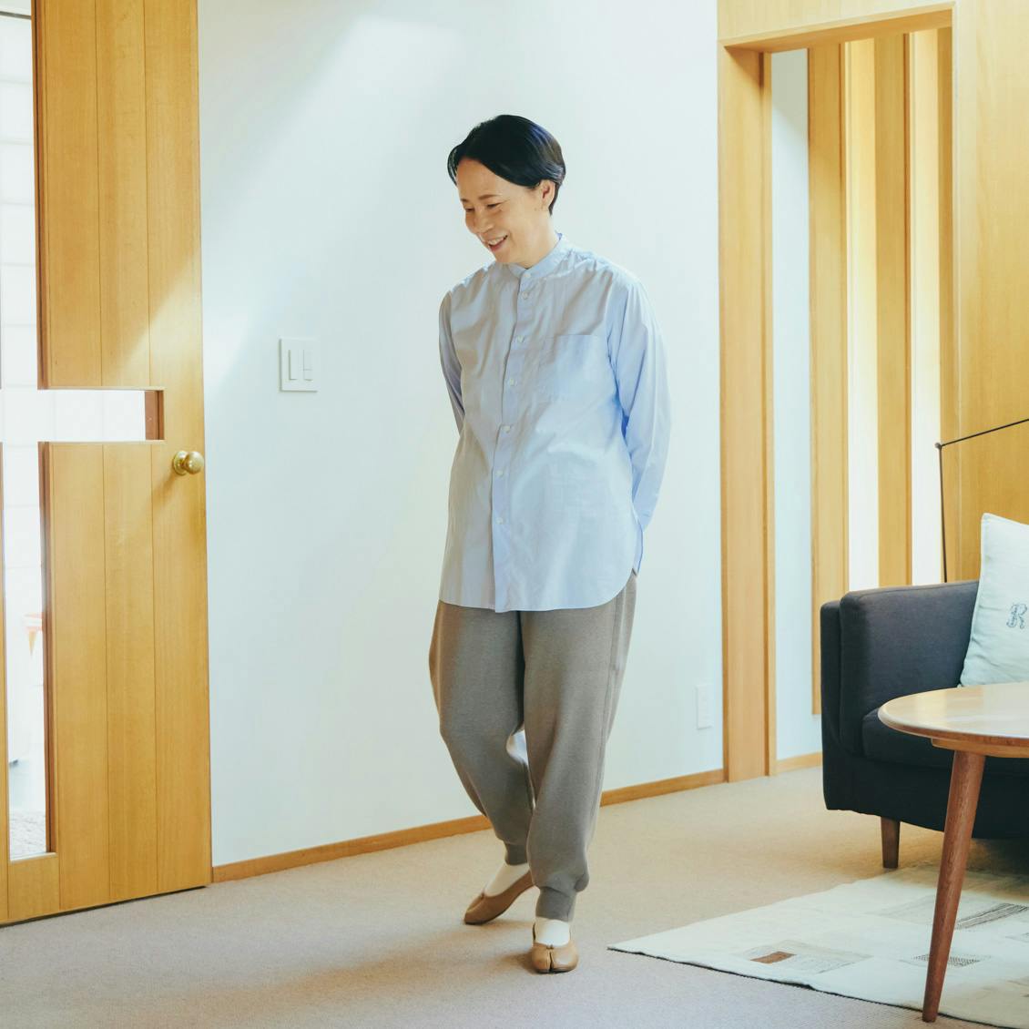 大人に似合うリラックス感」すっきりシルエットのニットパンツ