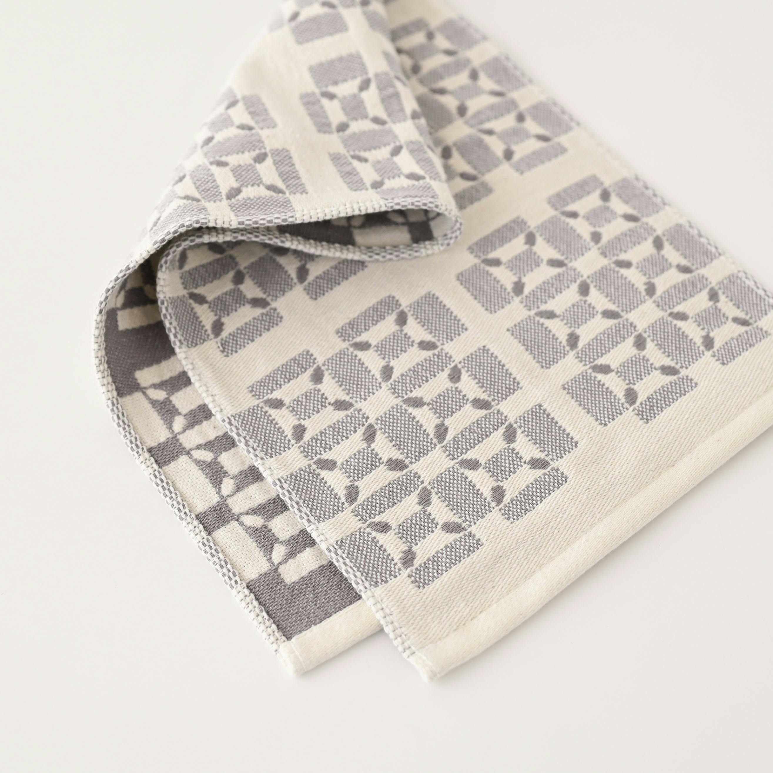 「いつもの景色に花を添える」ジャガード織りのスリムなキッチンタオル / グレーの商品写真