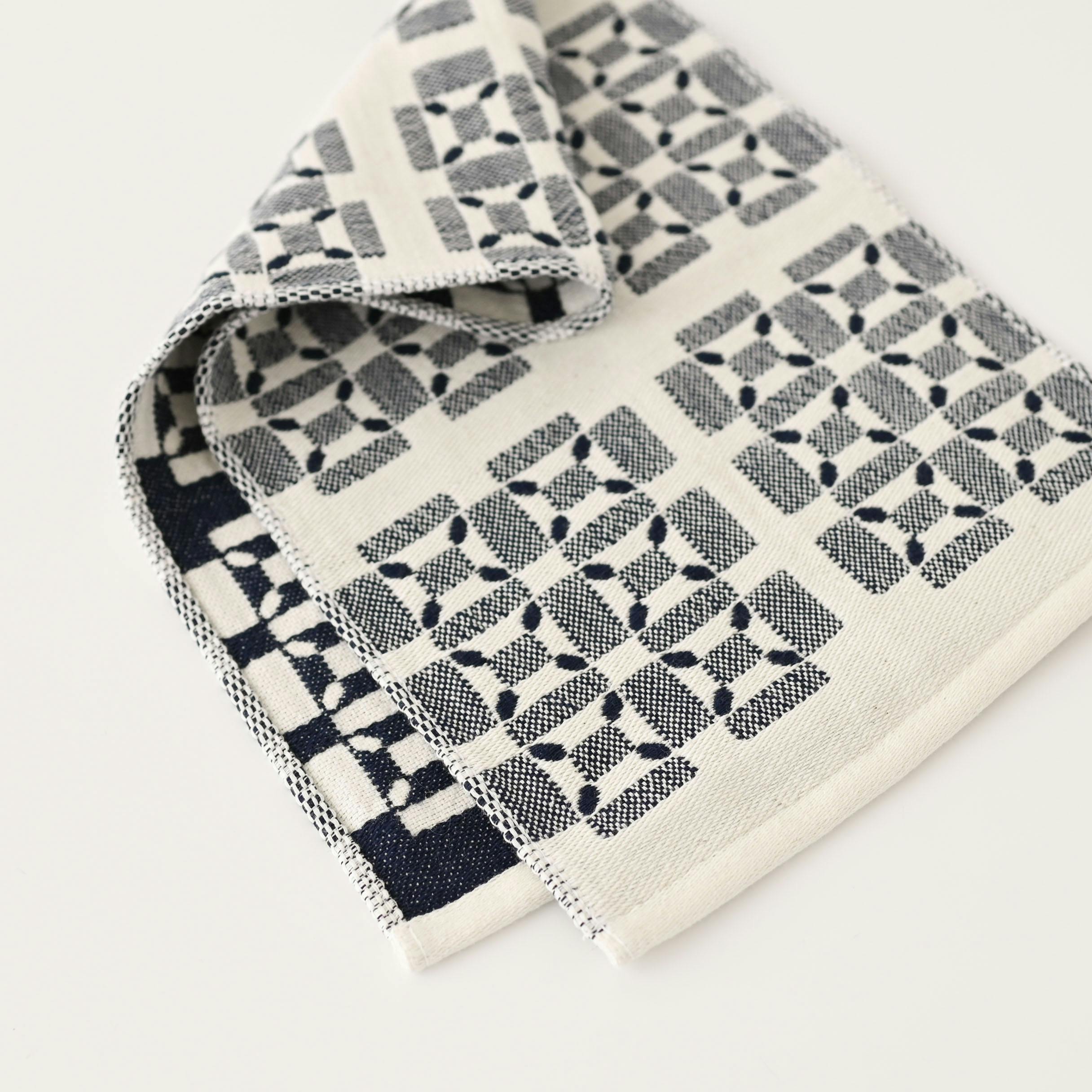 「いつもの景色に花を添える」ジャガード織りのスリムなキッチンタオル / ネイビーの商品写真