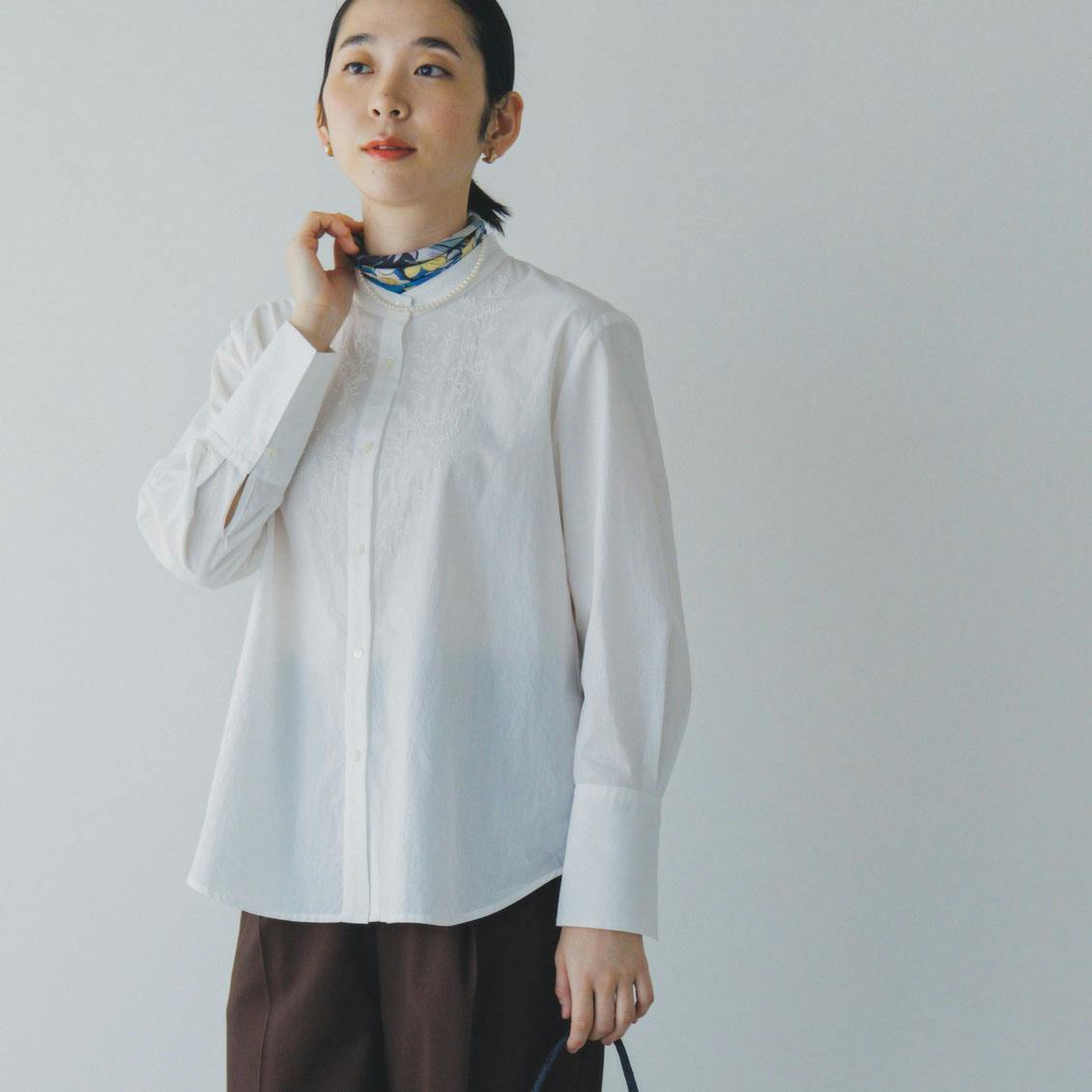 やわらかに、凛と」すずらん揺れる刺繍ブラウス / ホワイト、ブラック