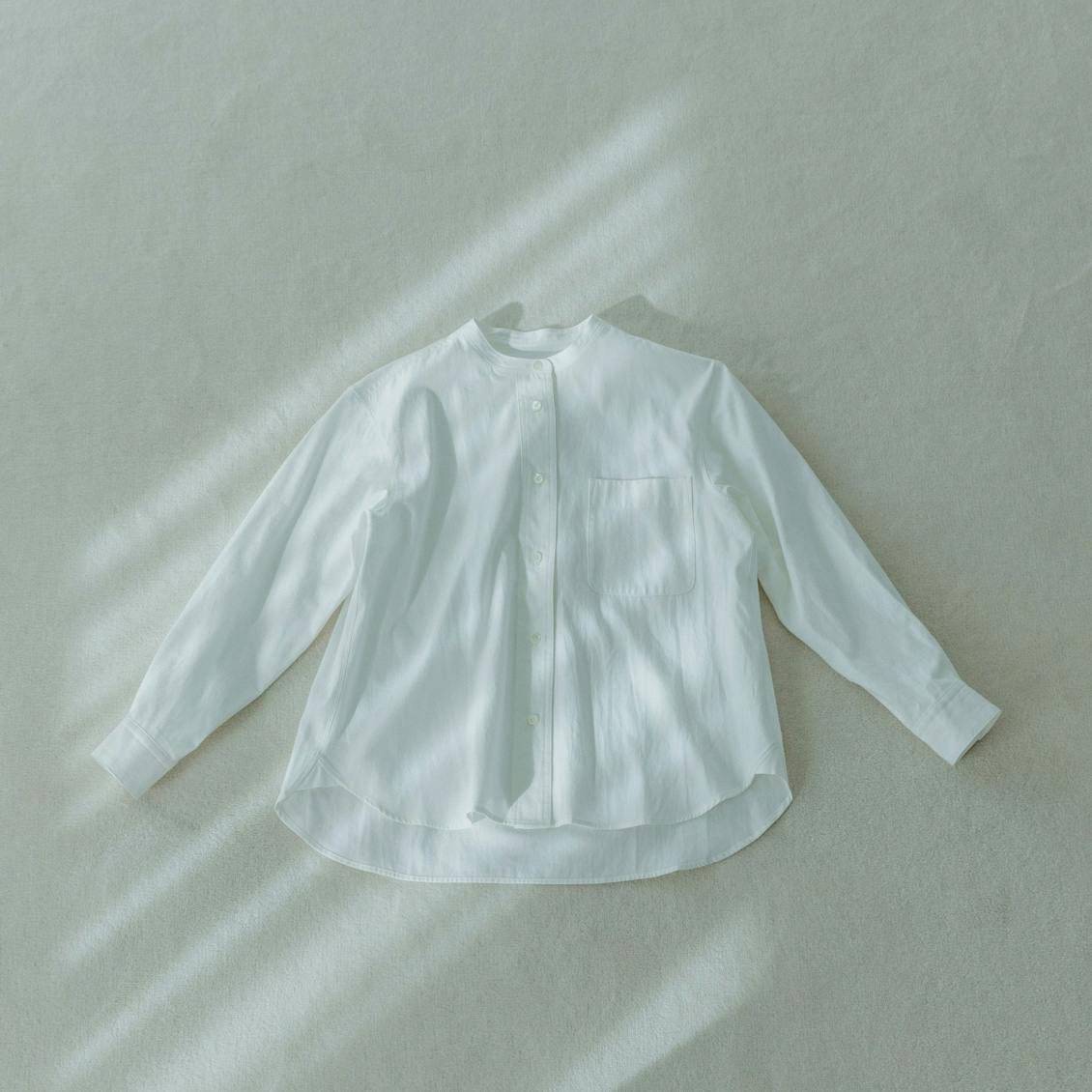 【次回2月中旬入荷予定】「幾つになっても、ずっと好き」やわらかコットンのバンドカラーシャツ / オフホワイト / Sサイズの商品写真