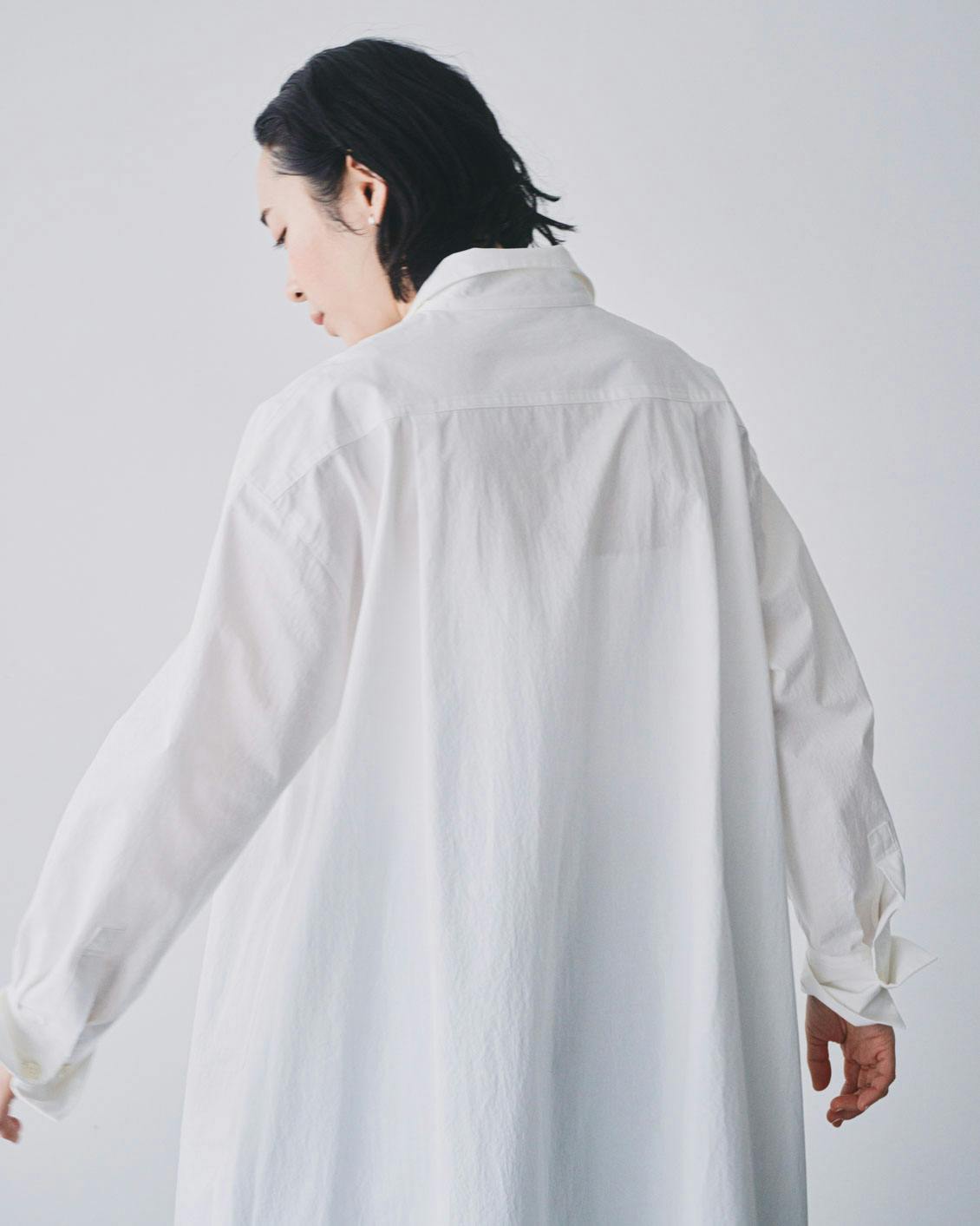 白いシャツやTシャツにも合います。たっぷりなラインでストーン