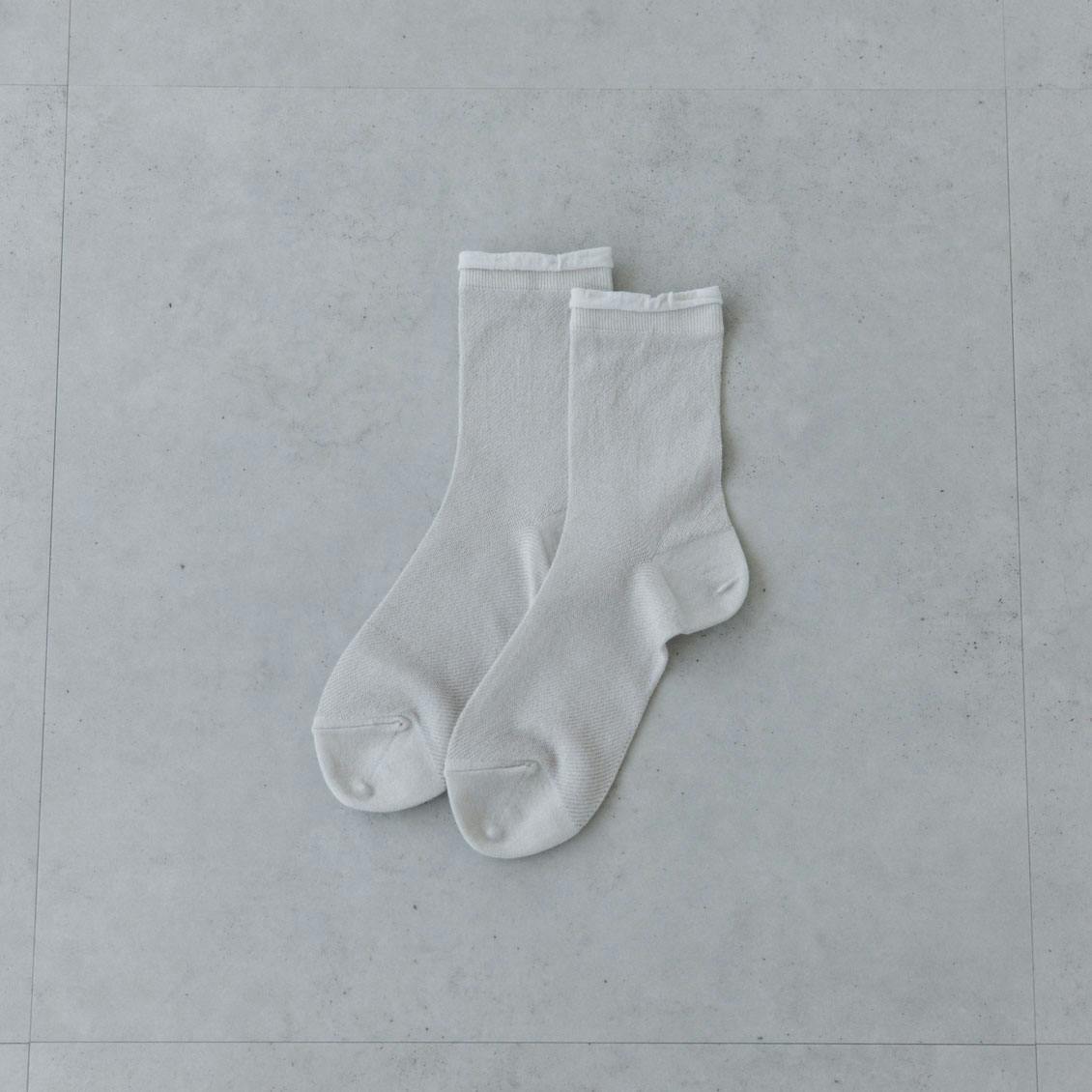 【次回2月下旬入荷予定】ほんのり透ける、大人のためのシアー靴下 / シルバーの商品写真