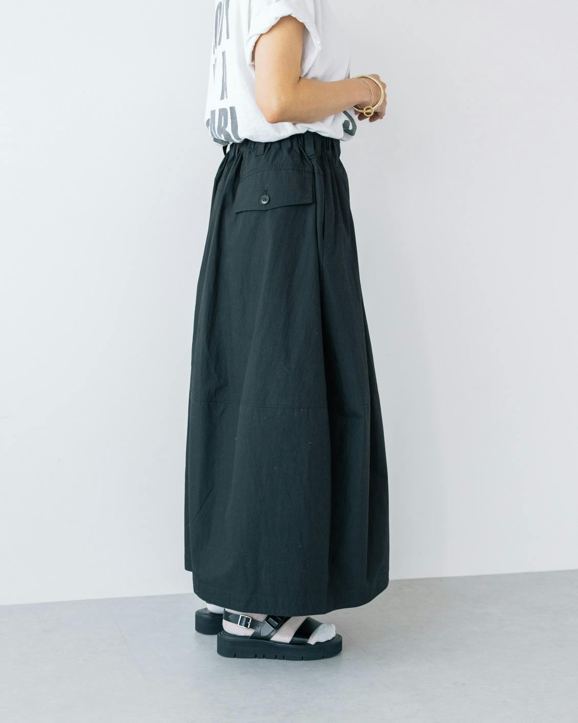 コーデの主役にしたい、大人のためのコクーンスカート