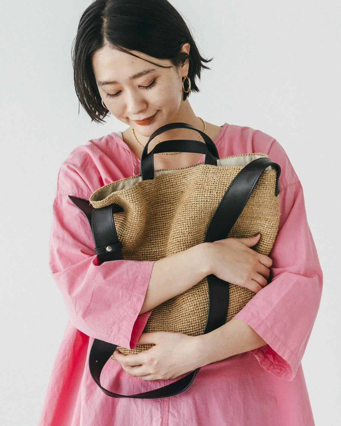 品よく、たっぷり」ラフィアのショルダートートバッグ - 北欧