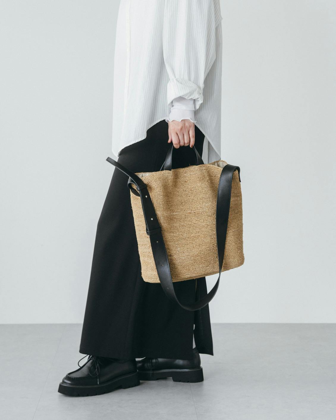 品よく、たっぷり」ラフィアのショルダートートバッグ - 北欧