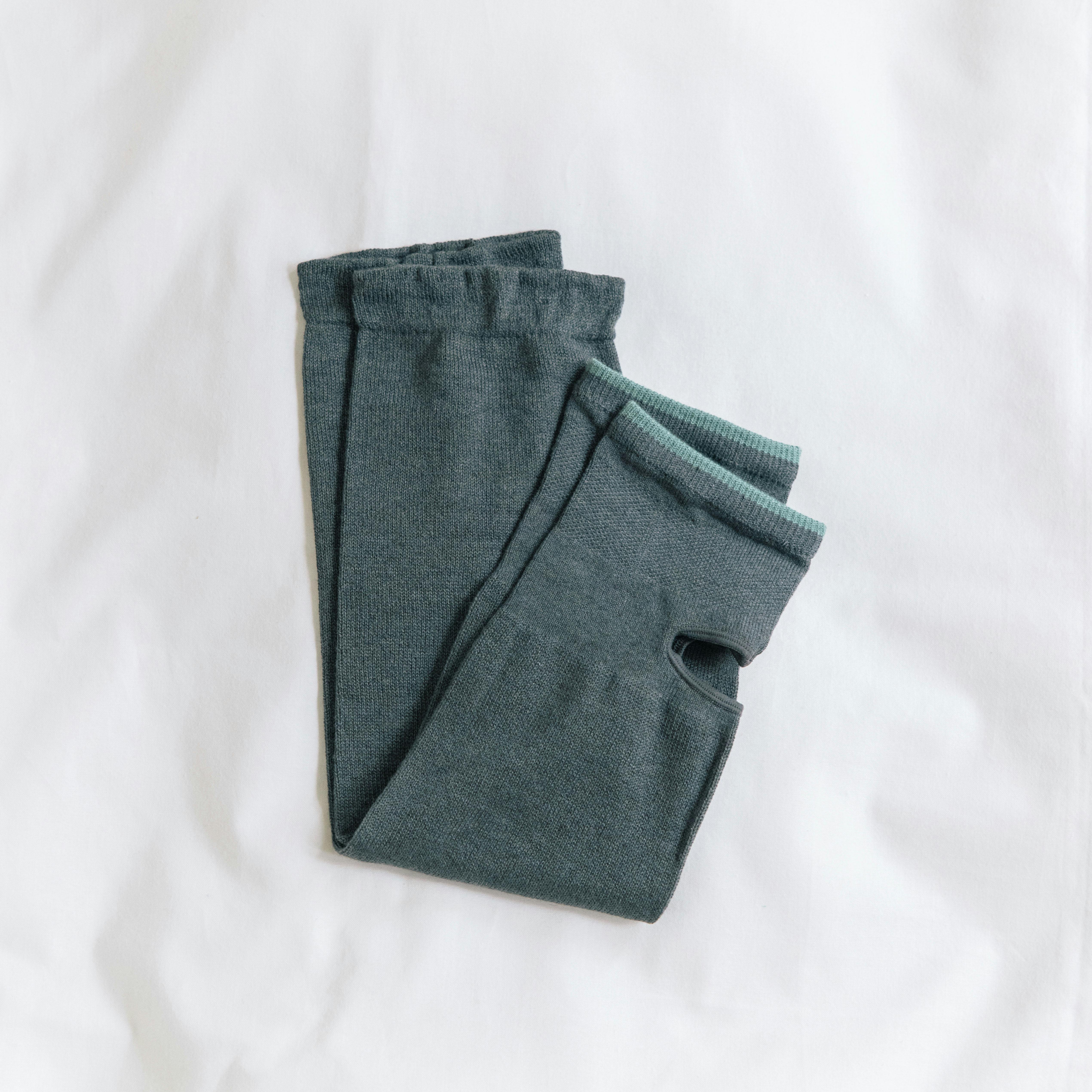 足元いたわる、なめらかシルク混レッグウォーマー / チャコールの商品写真