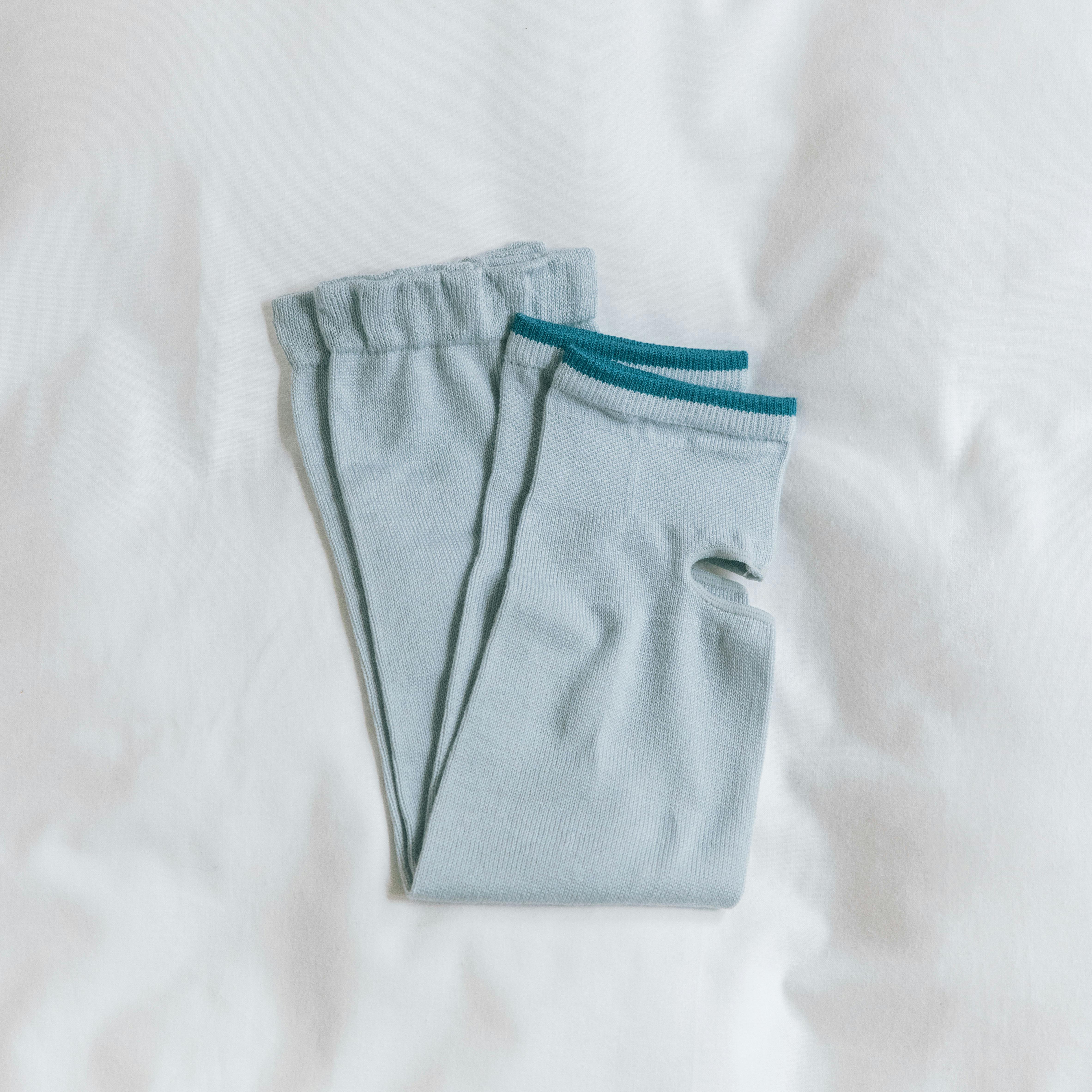 足元いたわる、なめらかシルク混レッグウォーマー / アイスグレーの商品写真