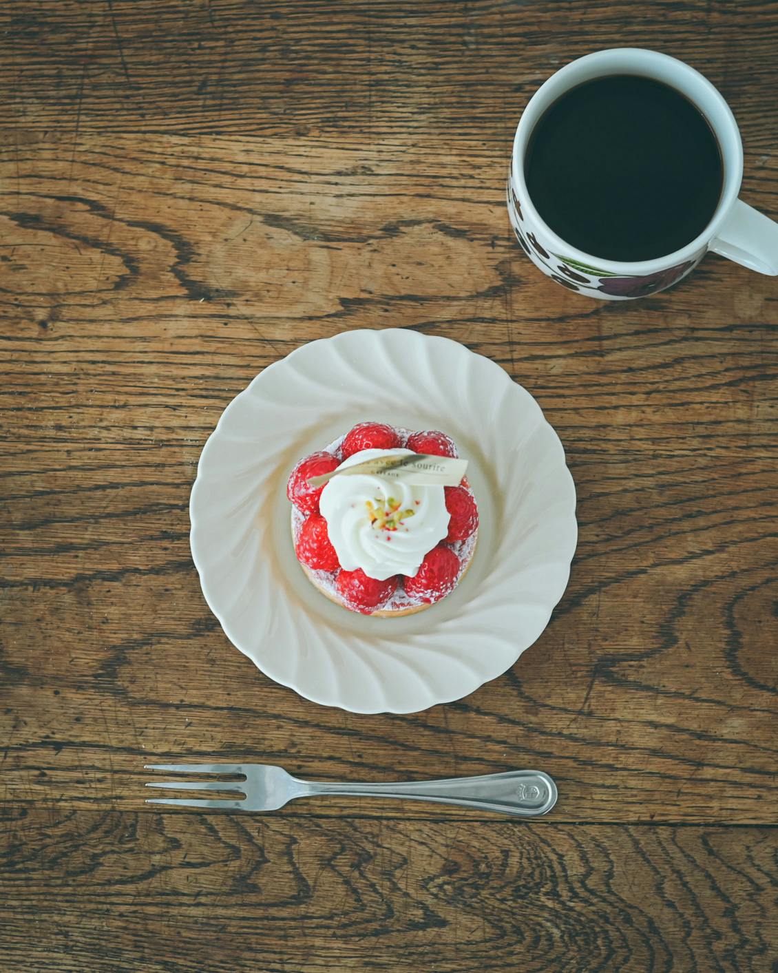 かもめ製作所 / 輪花丸皿 / 15cm (ミルク) - 北欧、暮らしの道具店