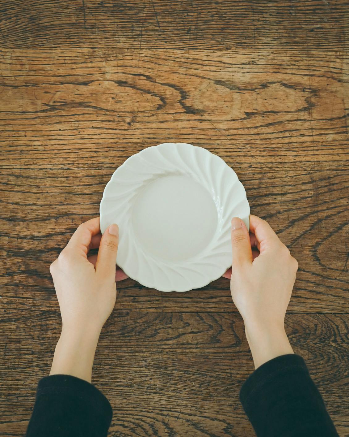 かもめ製作所 / 輪花丸皿 / 15cm (ミルク) - 北欧、暮らしの道具店