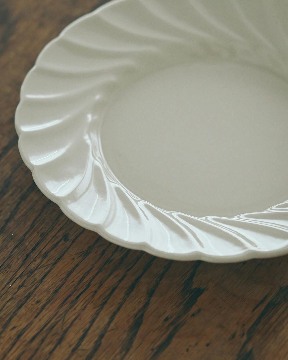 かもめ製作所 / 輪花丸皿 / 15cm (ミルク) - 北欧、暮らしの道具店