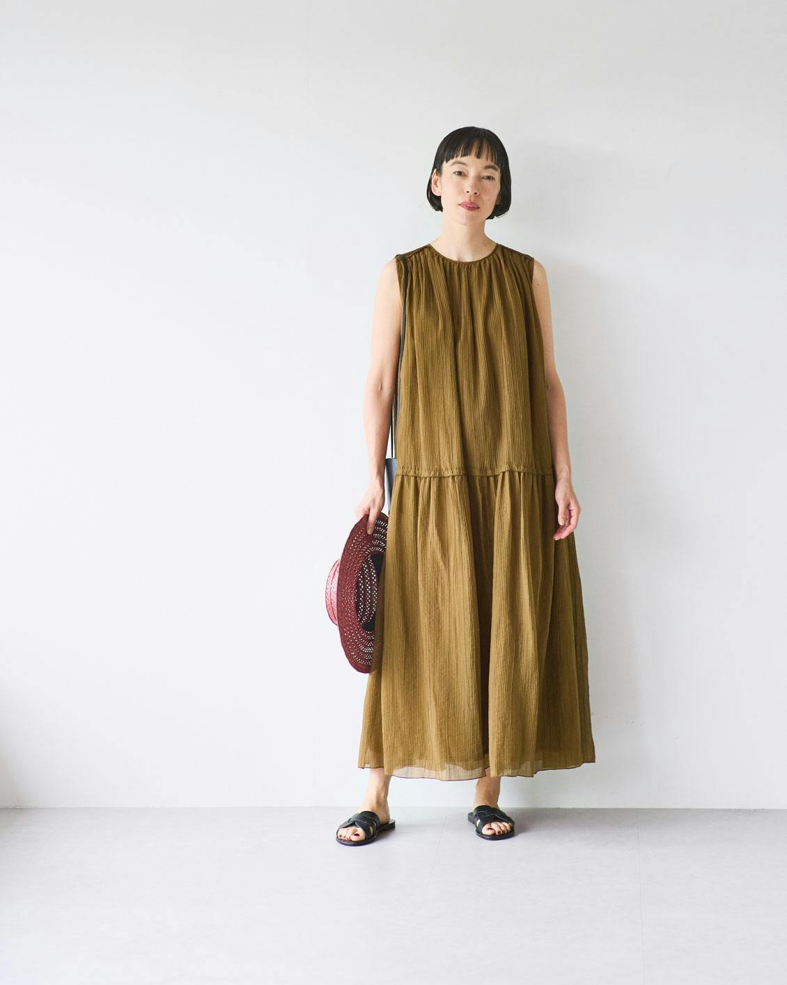夏風に揺れるランダムプリーツのノースリーブワンピース / キャメル（S） 夏風に揺れるランダムプリーツのノースリーブワンピース