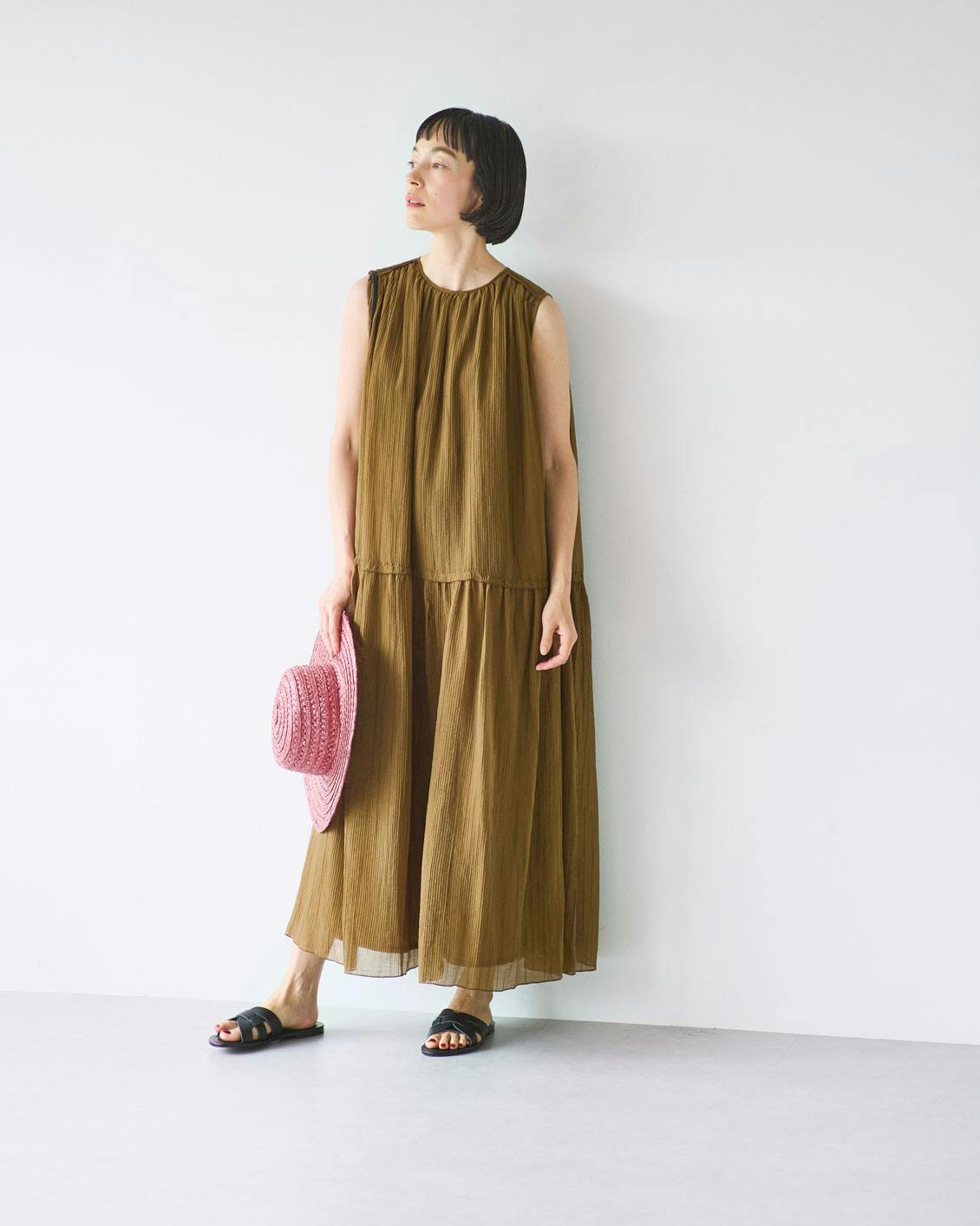 a*e様 夏風に揺れるランダムプリーツのノースリーブワンピース / キャメル(M 夏風に揺れるランダムプリーツのノースリーブワンピース