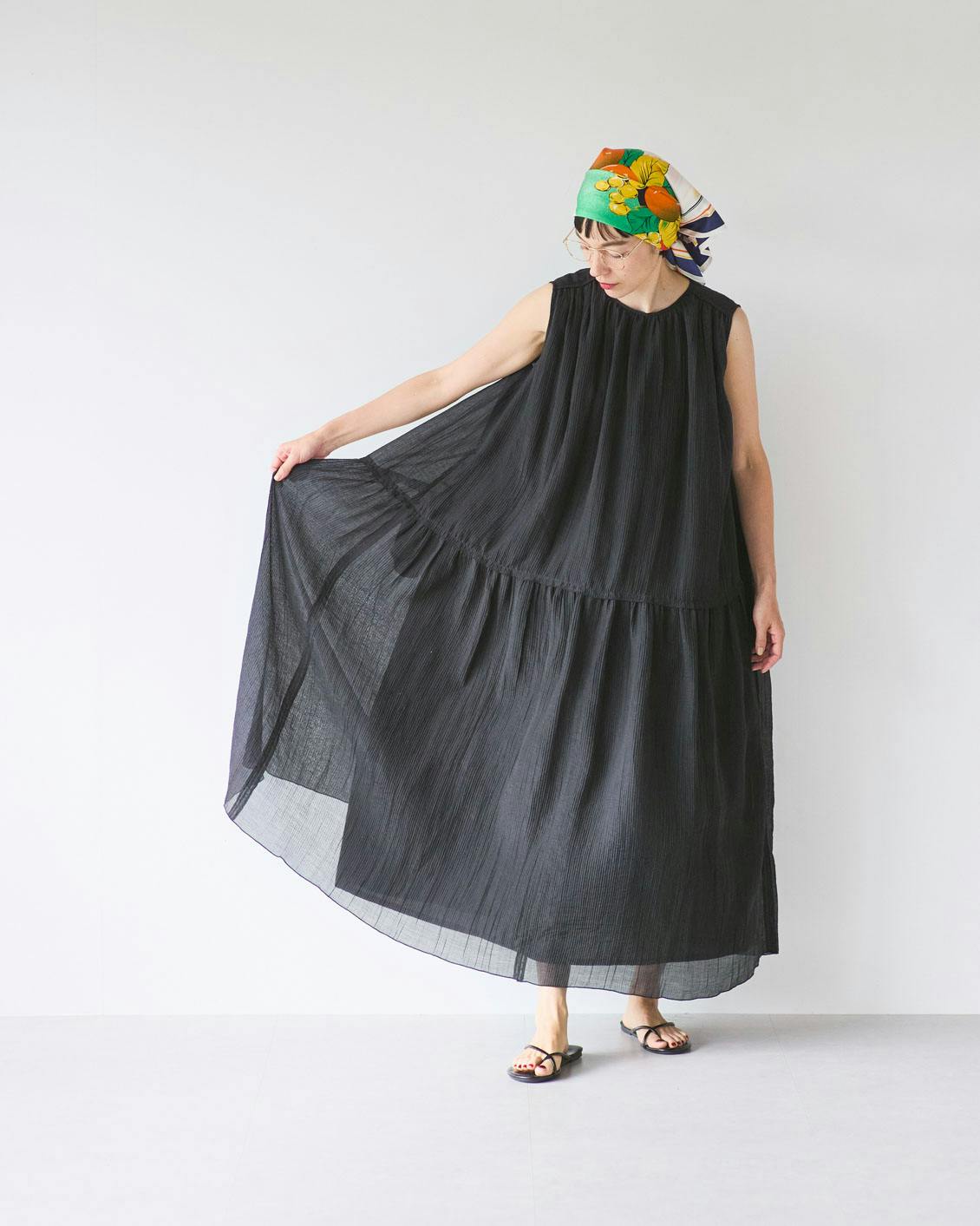 夏風に揺れるランダムプリーツのノースリーブワンピース / ブラック