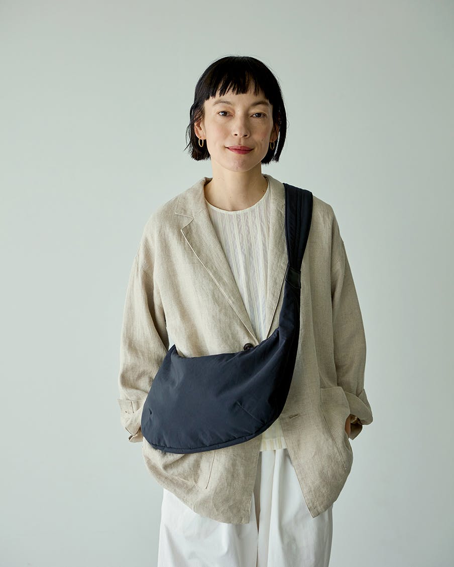 ムーン型のクロスボディバッグ美品 軽やかに、ちゃんと収まる」ムーン型のクロスボディバッグ