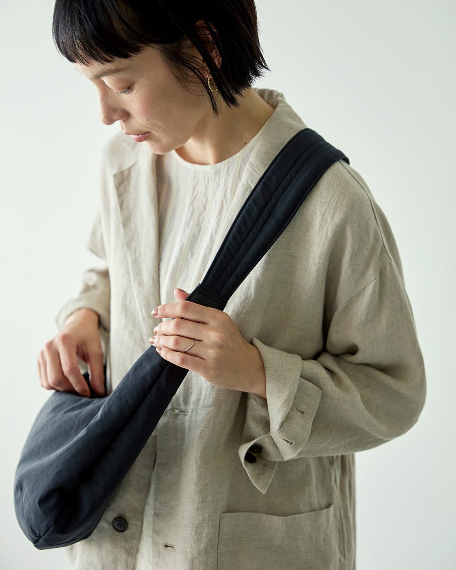 軽やかに、ちゃんと収まる」ムーン型のクロスボディバッグ - 北欧