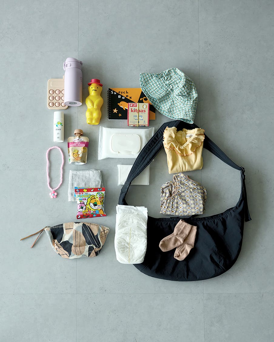 軽やかに、ちゃんと収まる」ムーン型のクロスボディバッグ