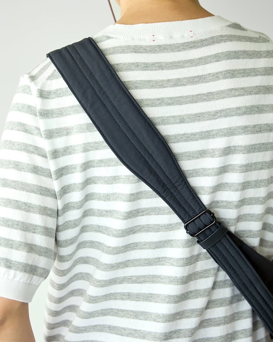 北欧暮らしの道具店　クロスボディバッグ 軽やかに、ちゃんと収まる」ムーン型のクロスボディバッグ