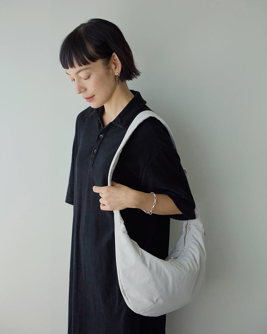 北欧暮らしの道具店　クロスボディバッグ 軽やかに、ちゃんと収まる」ムーン型のクロスボディバッグ