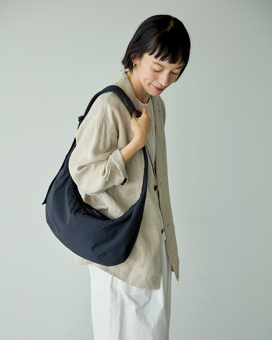 軽やかに、ちゃんと収まる」ムーン型のクロスボディバッグ - 北欧