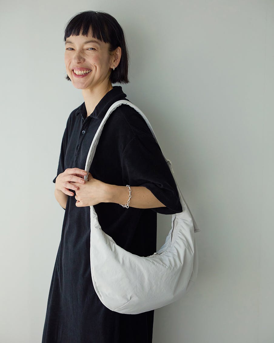 軽やかに、ちゃんと収まる」ムーン型のクロスボディバッグ