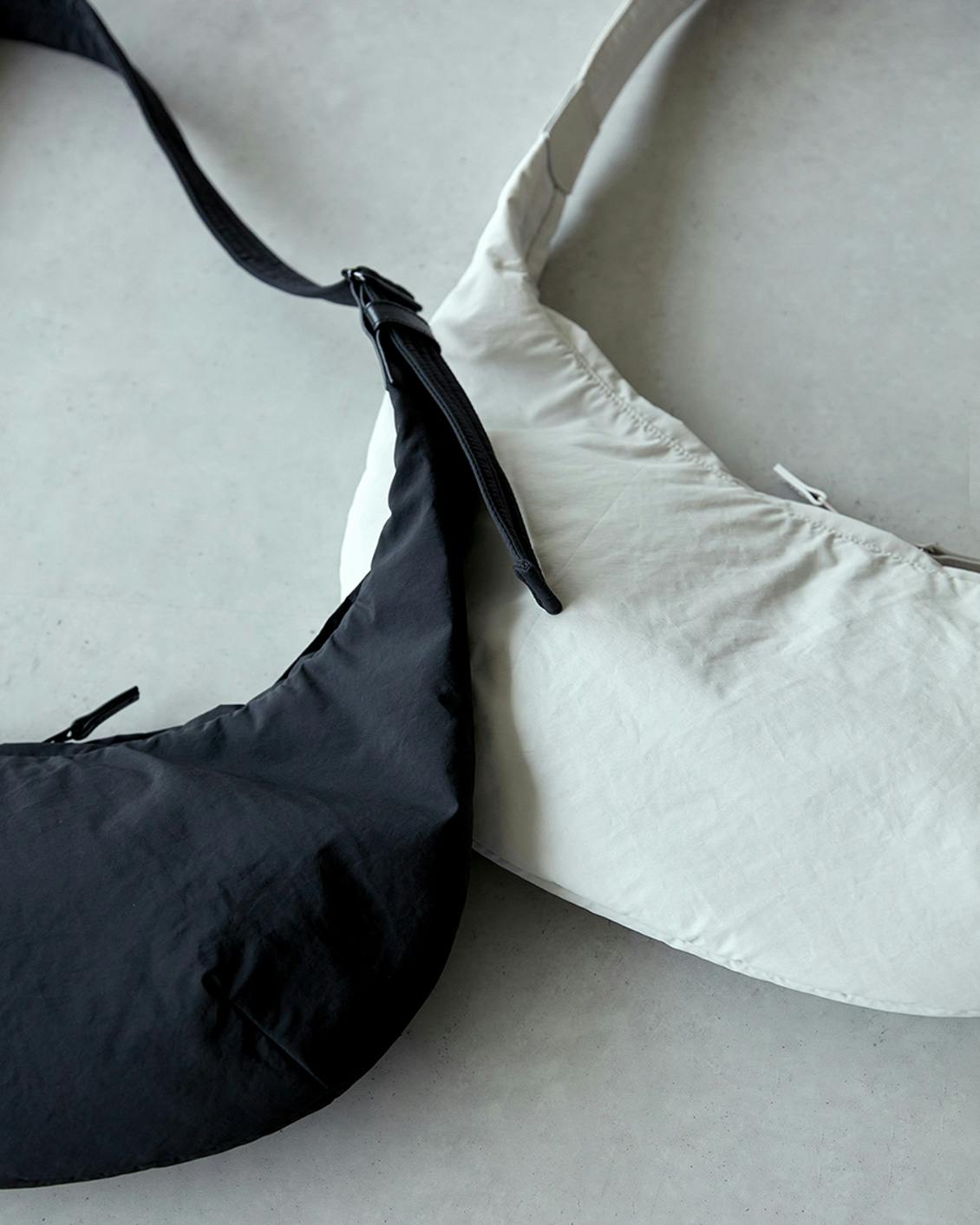 軽やかに、ちゃんと収まる」ムーン型のクロスボディバッグ - 北欧