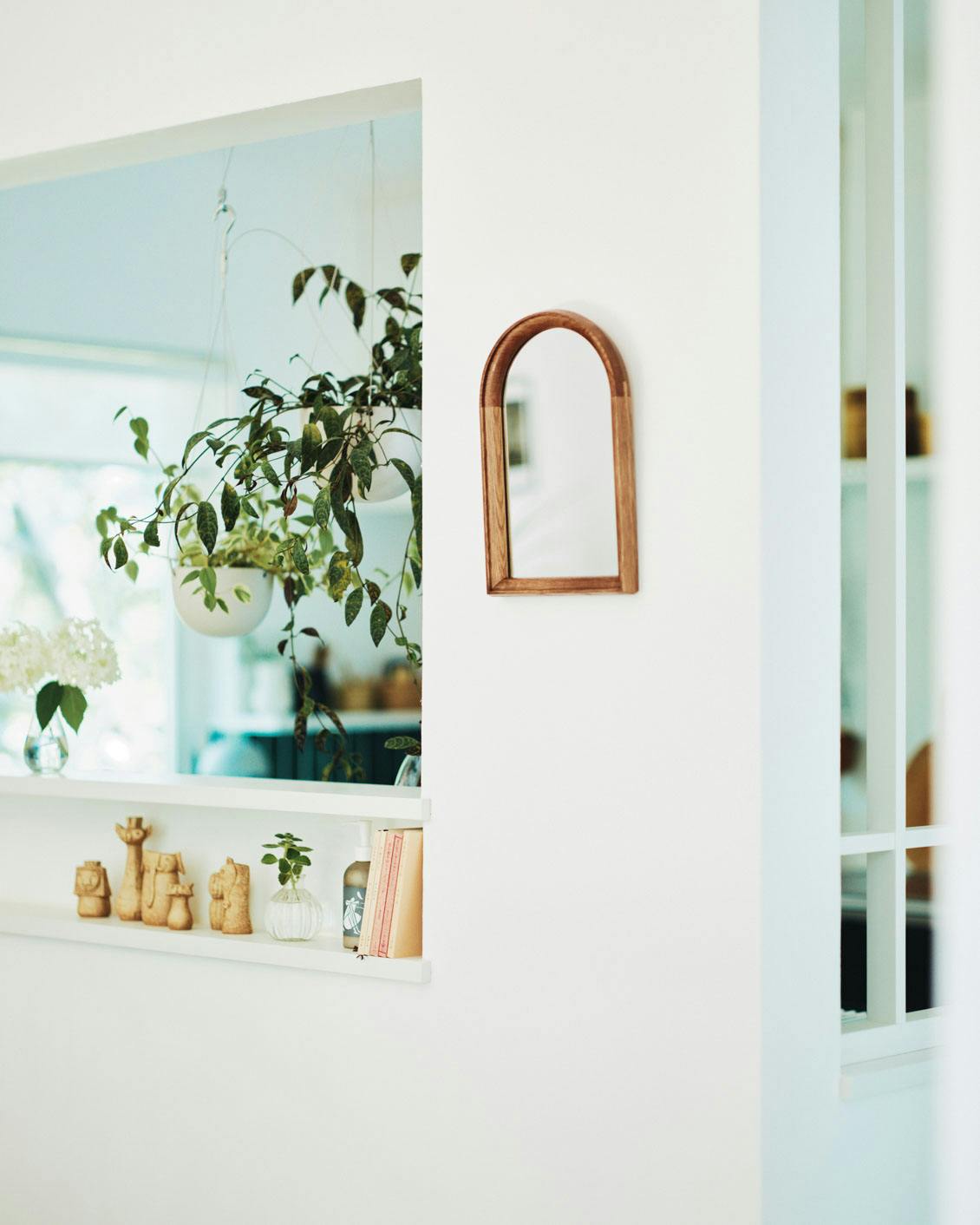掛けても、立てても」雑貨のように飾りたいアーチ型のミラー / S