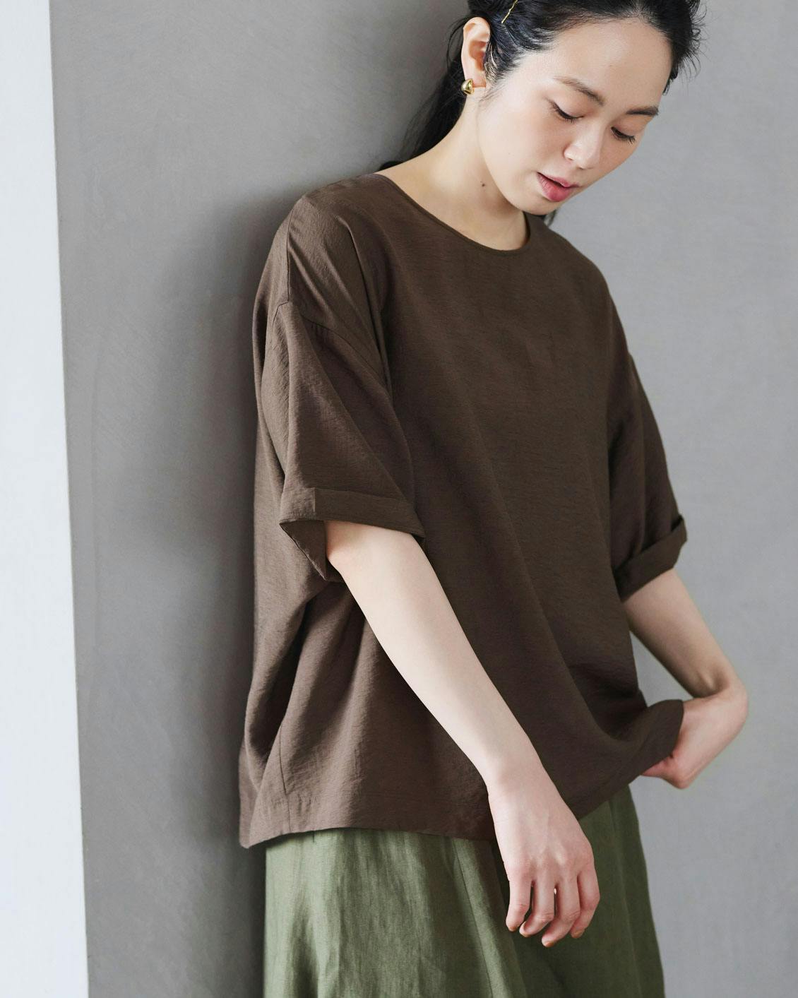 涼しさも、品のよさも」きれい色のTシャツブラウス（エクリュ