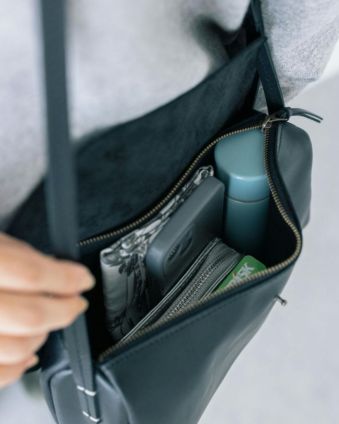 【美品】北欧暮らしの道具店　アンキャシェット　レザーポーチショルダー　黒 Encachette / アンキャシェット / レザーポーチショルダー