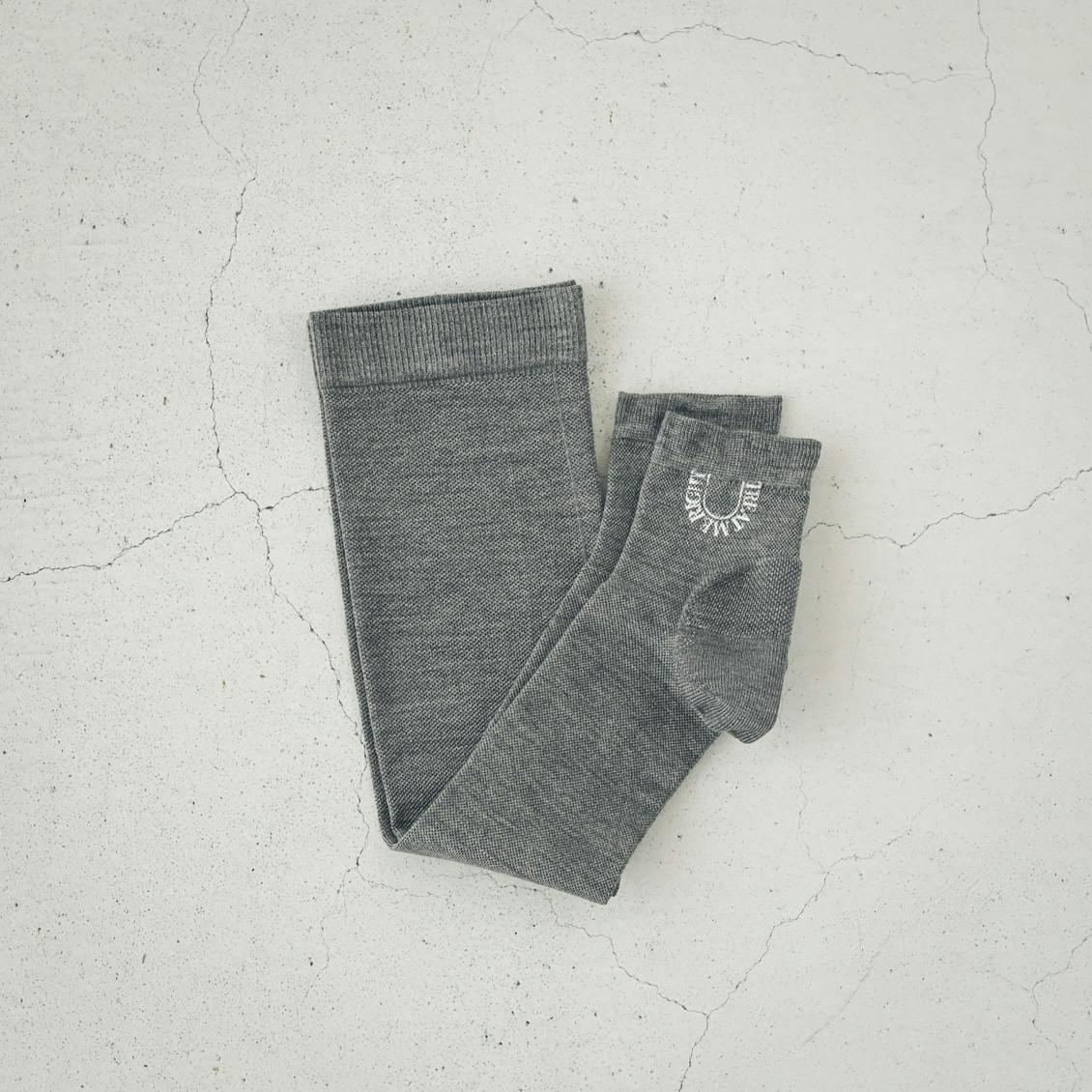 【次回1月頃入荷予定】MARCOMONDE / マルコモンド / TREAT ME RIGHT / シルク着圧ハイソックス（グレー）の商品写真