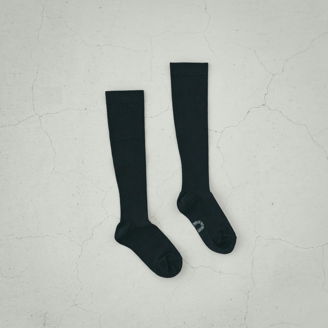 【次回12月頃入荷予定】MARCOMONDE / マルコモンド / TREAT ME RIGHT / コットン着圧ハイソックス（ブラック）の商品写真