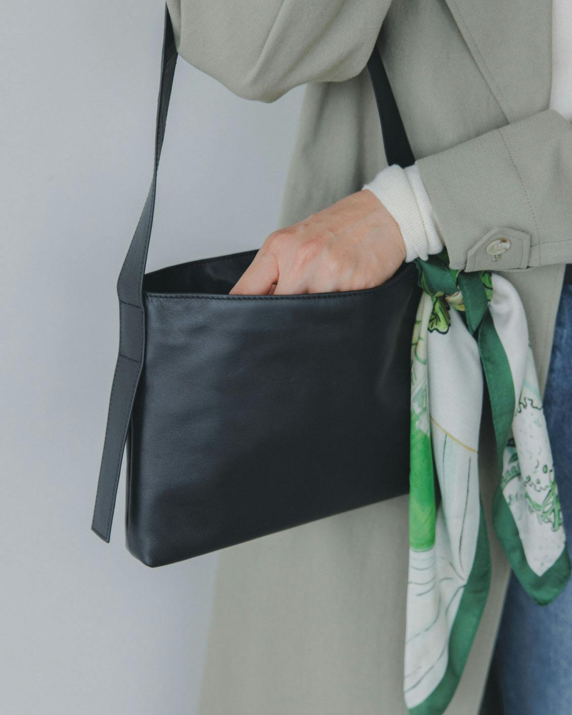 コーデに大人の彩りを」レザーのミニバッグ - 北欧、暮らしの道具店