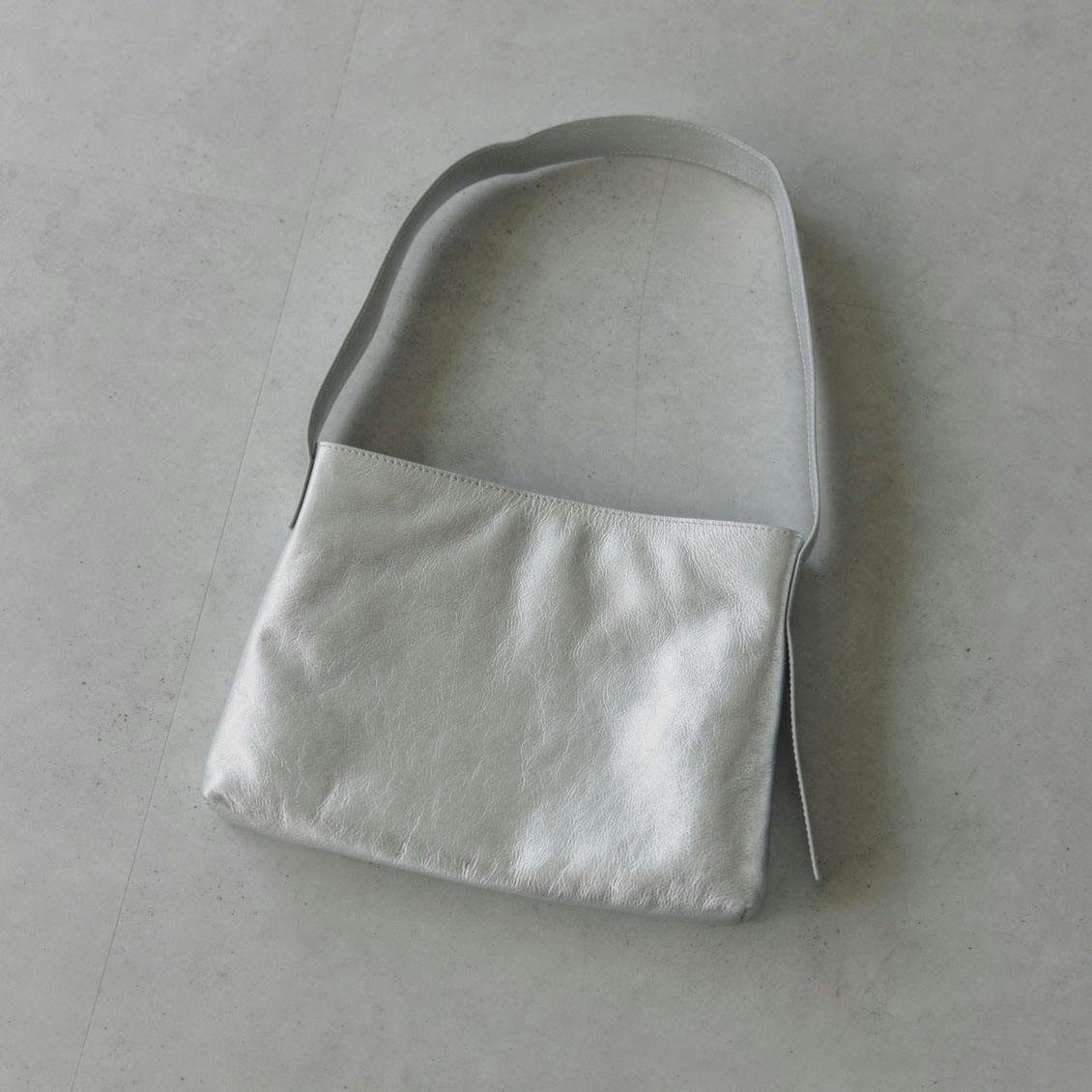 「コーデに大人の彩りを」レザーのミニバッグ / シルバーの商品写真