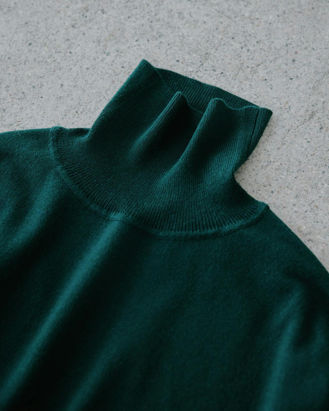 今も、これからも、私の定番」着回し広がるハイネックニット