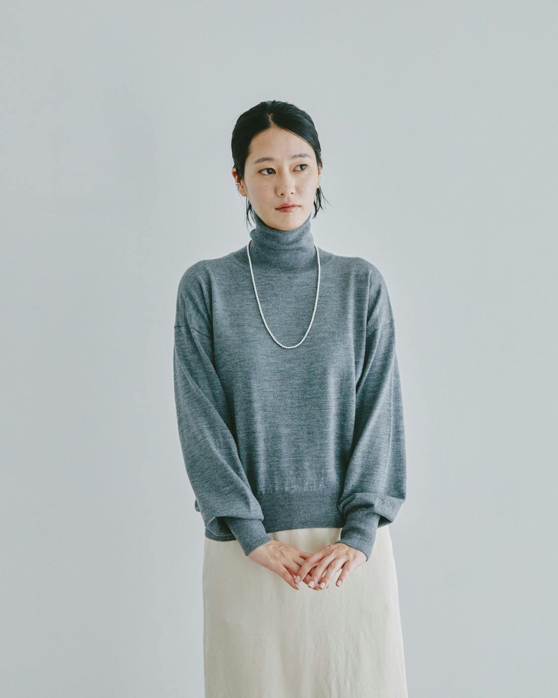 「今も、これからも、私の定番」着回し広がるハイネックニット　 グレージュ 今も、これからも、私の定番」着回し広がるハイネックニット