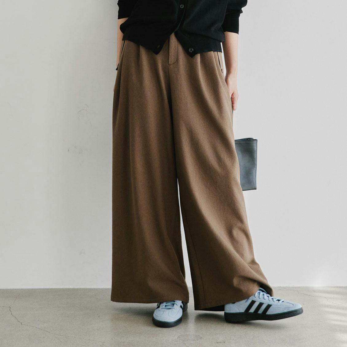 【今季終了】「気軽に、品よく」シワになりにくいワイドパンツ / オリーブブラウン / Sサイズの商品写真