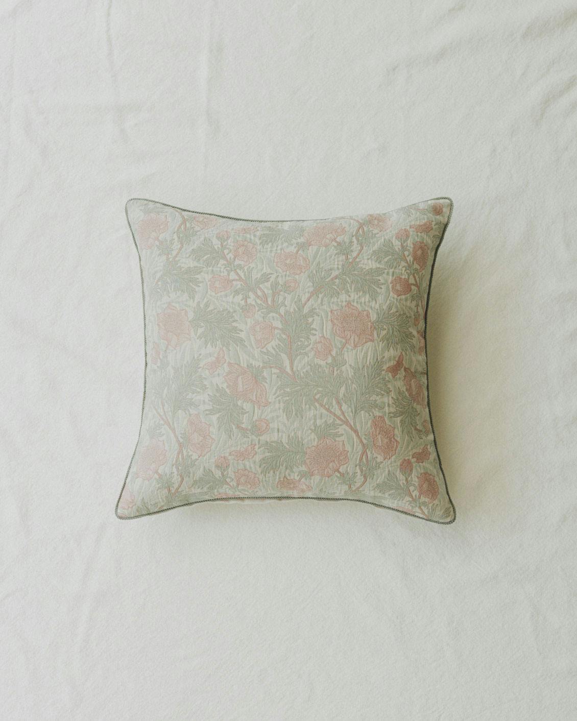 【当店限定】「ウィリアム・モリスのある暮らし」ジャカード織のクッションカバー / 45×45cm（アネモネ）の商品写真