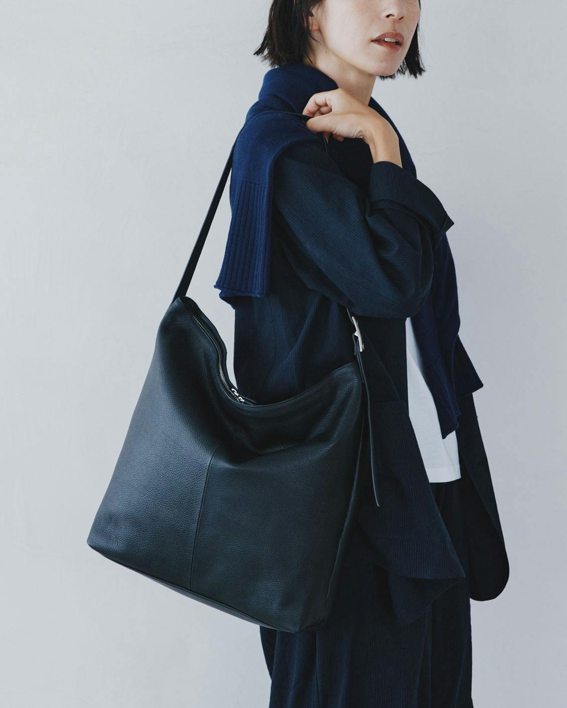 オンオフ頼れる、レザーのショルダーバッグ - 北欧、暮らしの道具店