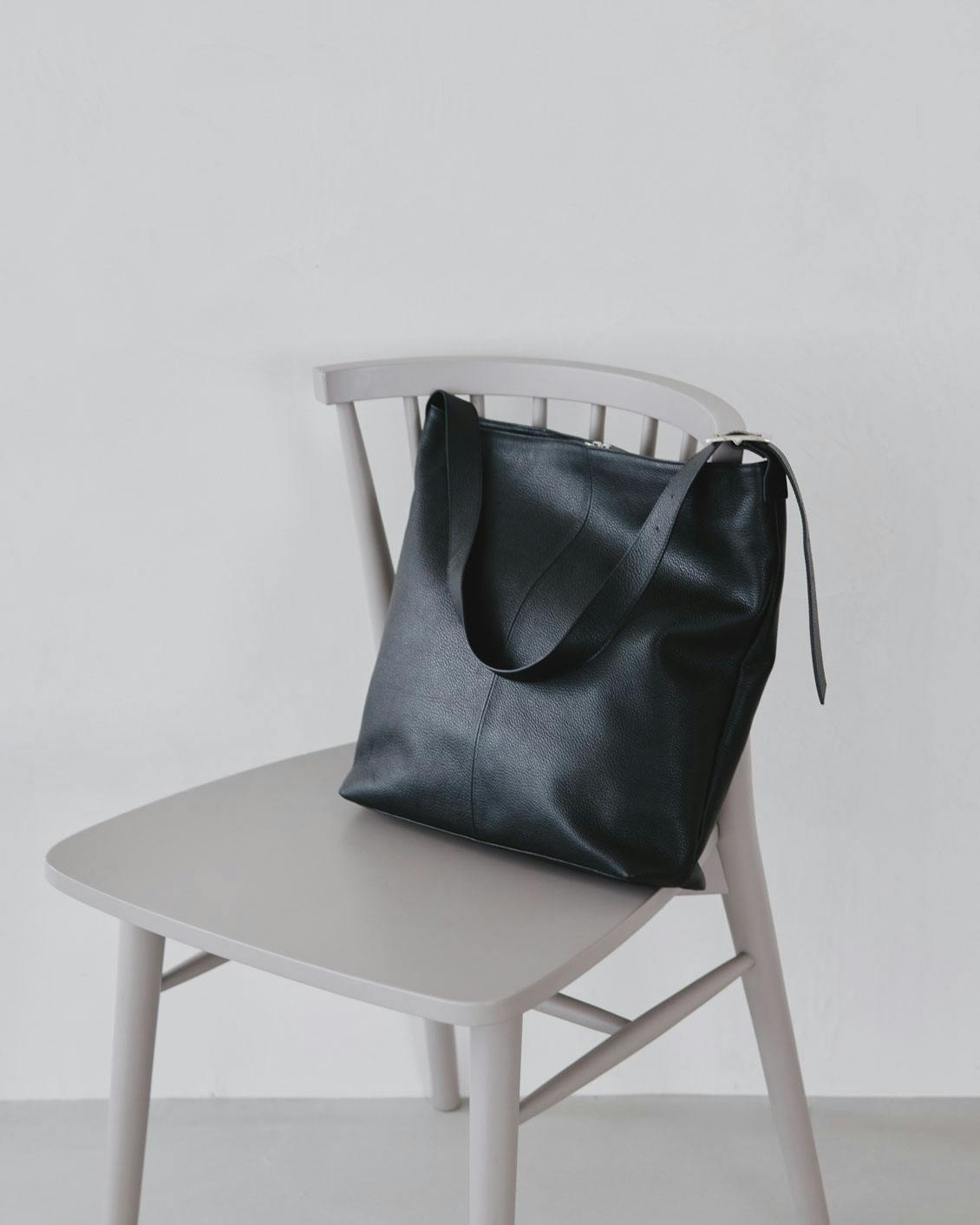 ムーン型のクロスボディバッグ- 北欧、暮らしの道具店