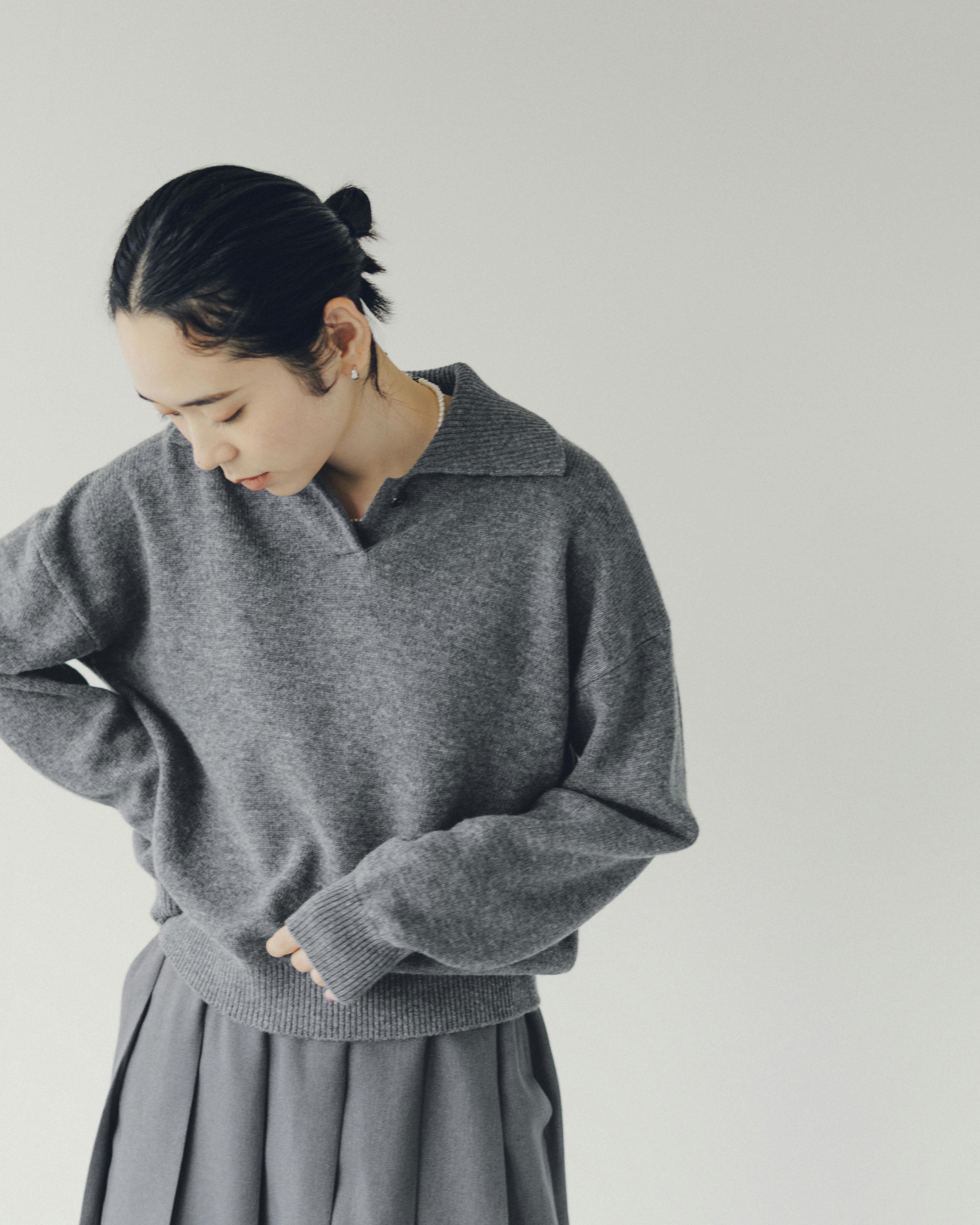 北欧、暮らしの道具店　襟付きニット　グレー 大人にひとさじのアクセント」洗えるウールの襟付きニット - 北欧