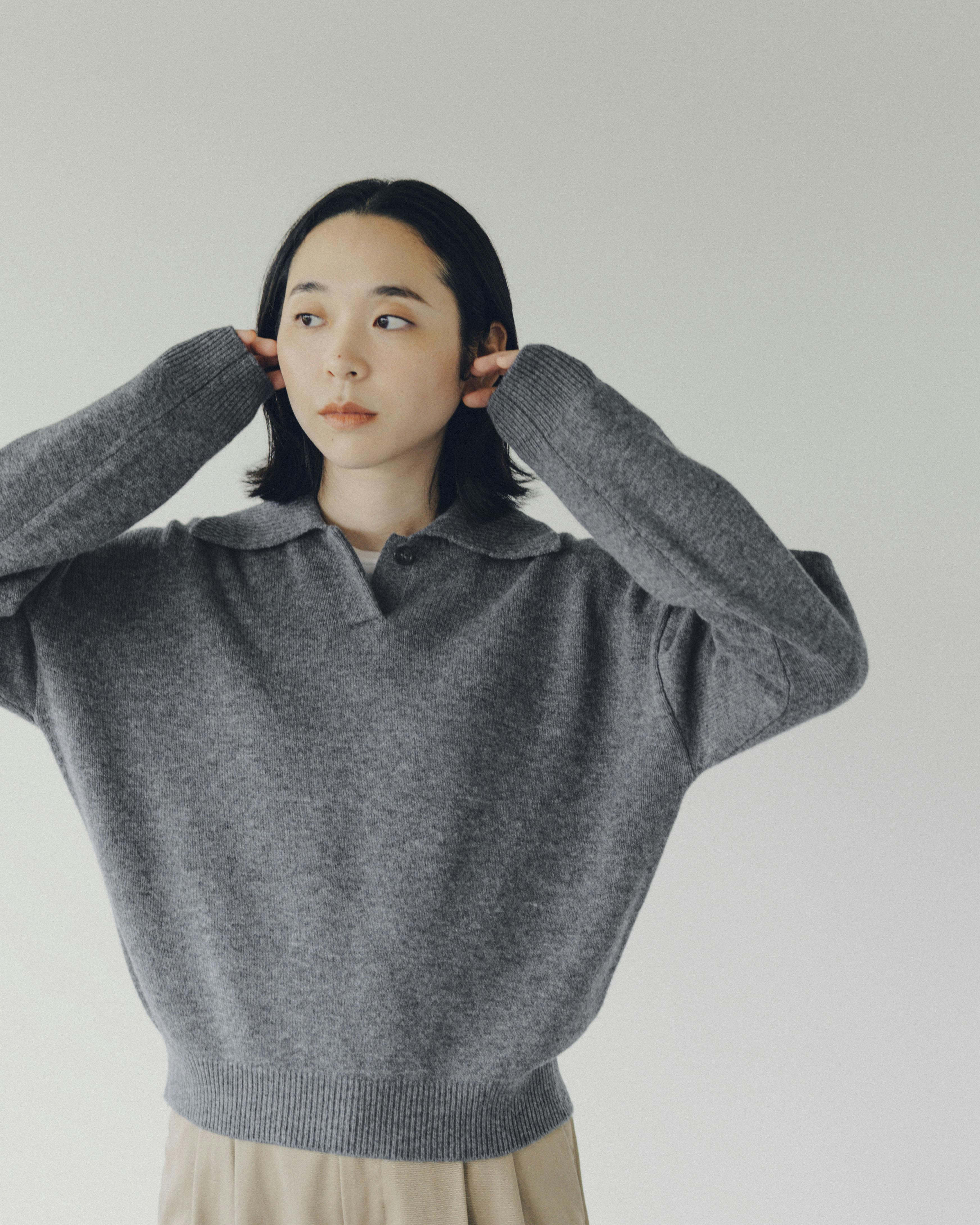 ニットグレーぴちょん様 大人にひとさじのアクセント」洗えるウールの襟付きニット - 北欧