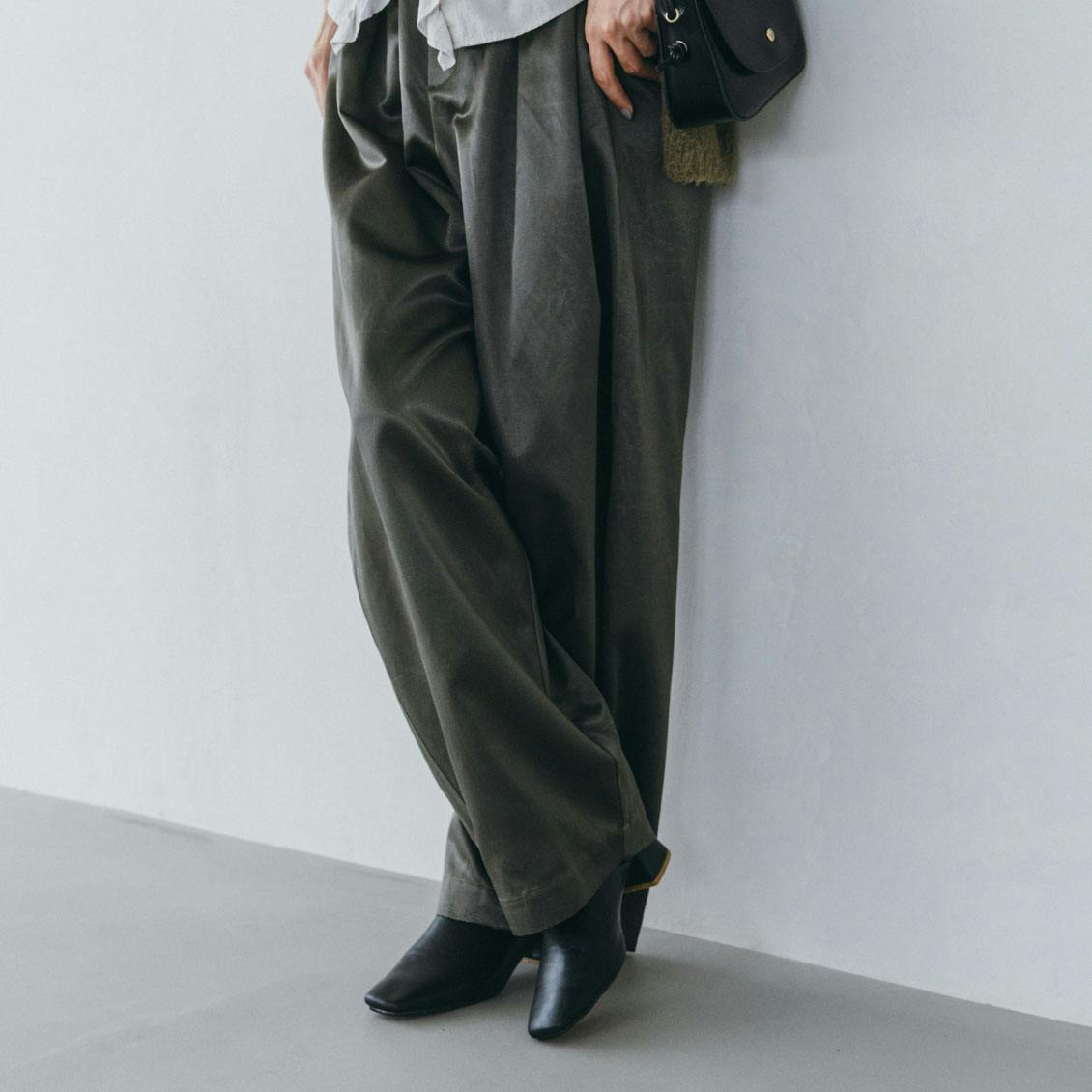 SALON adam et ropé / サテンフェードイージーカーヴィーパンツ/Sサイズ（カーキ）の商品写真