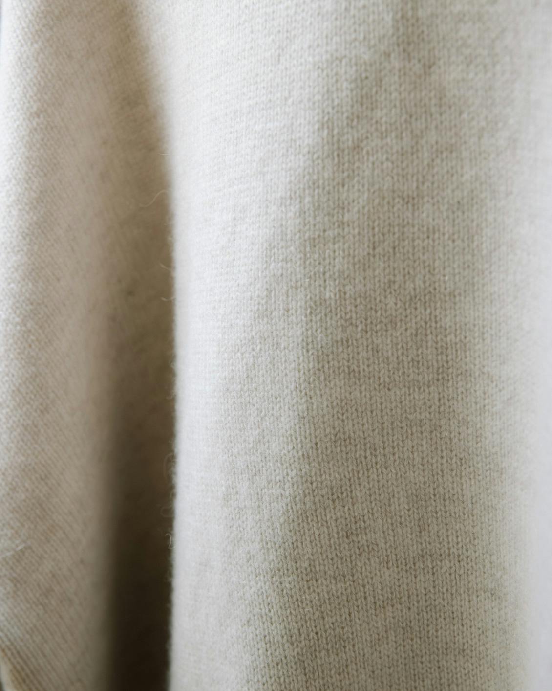 やわらかに包むカシミヤシルク混のタートルネックニット - 北欧