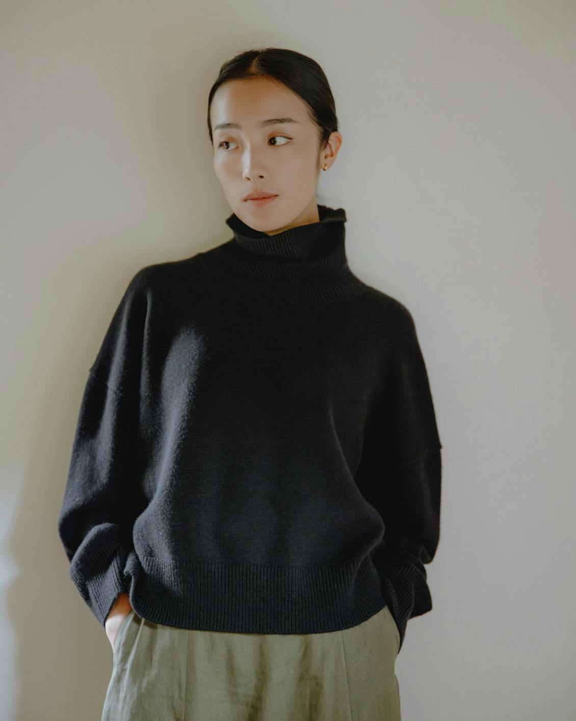 やわらかに包むカシミヤシルク混のタートルネックニット / ブラックの商品写真