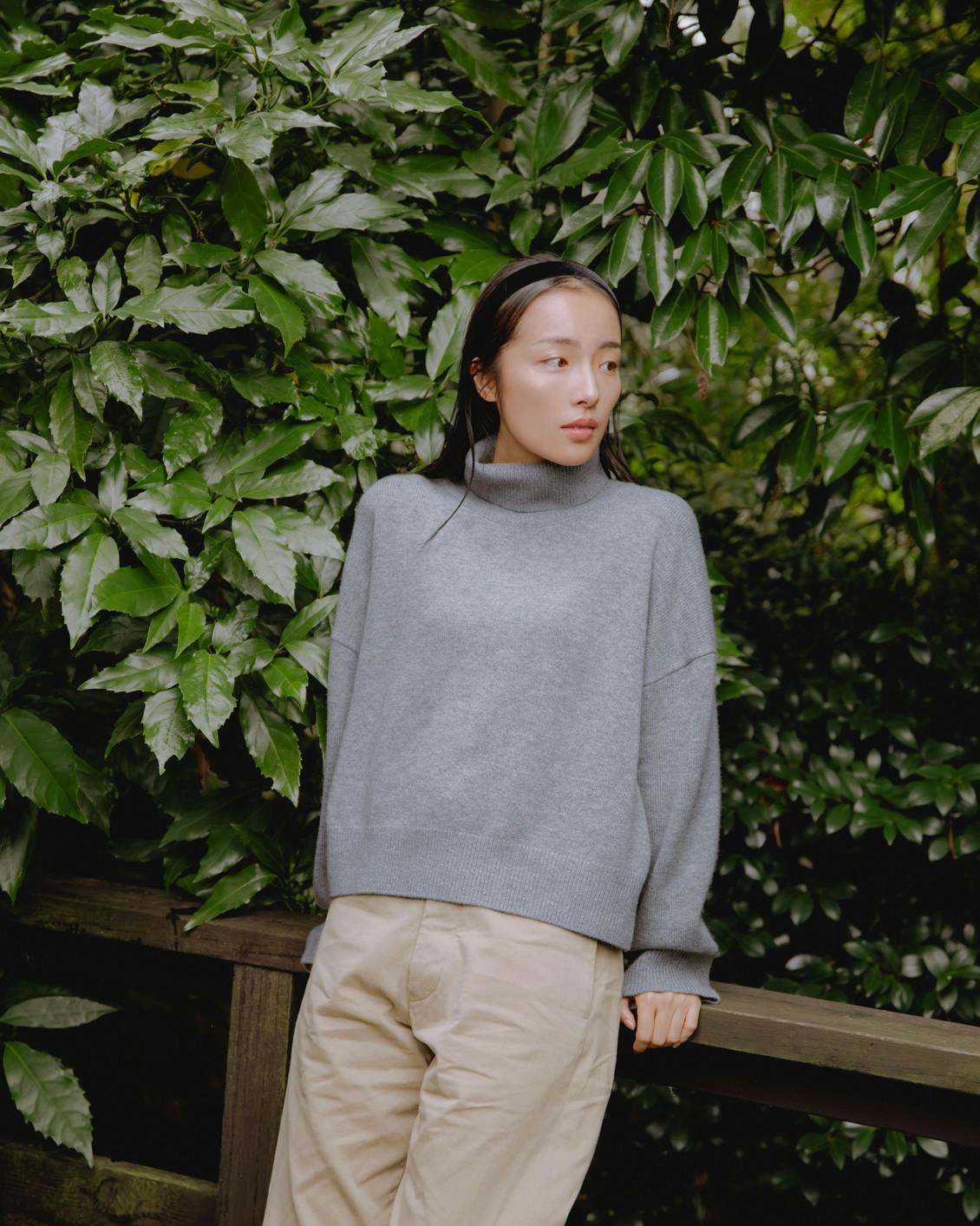 やわらかに包むカシミヤシルク混のタートルネックニット / 杢グレーの商品写真