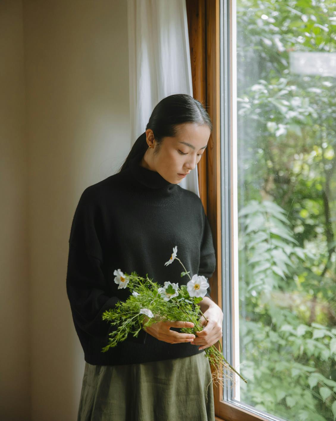 やわらかに包むカシミヤシルク混のタートルネックニット - 北欧